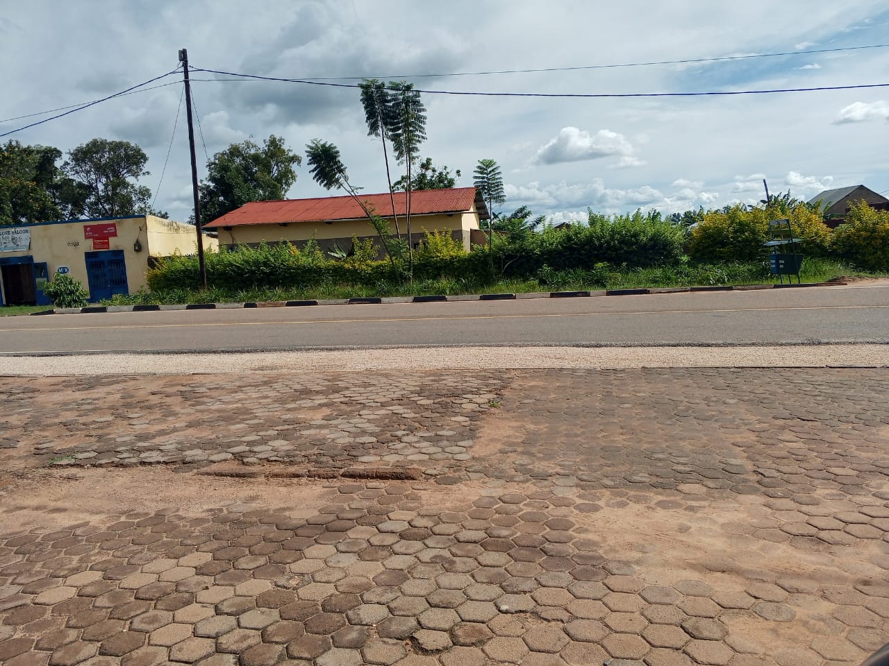 Ubutaka burimo inzu eshatu (3)